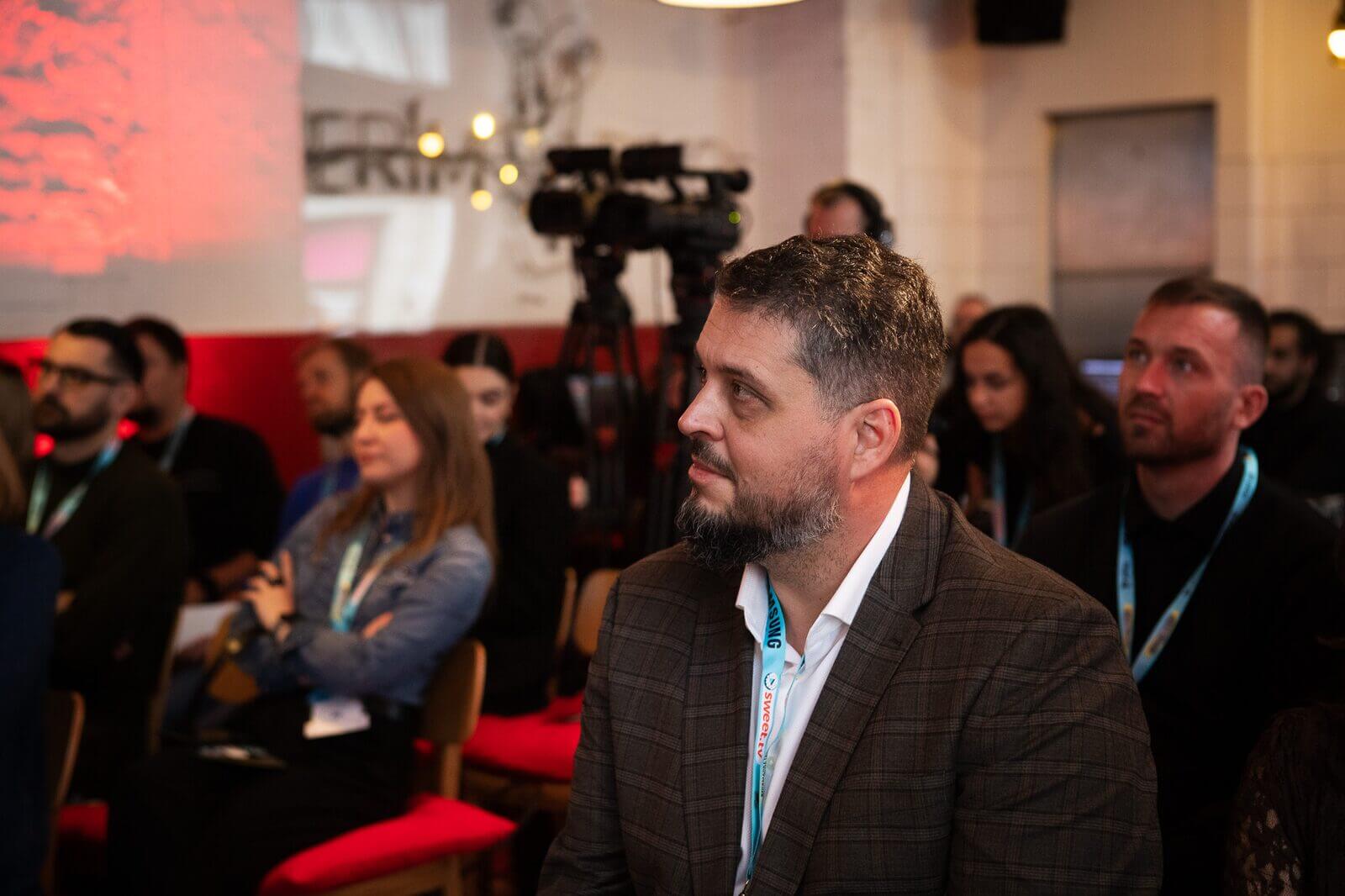 Majiteľ firmy sústredene sleduje prednášku na konferencii Marketing RULEZZ