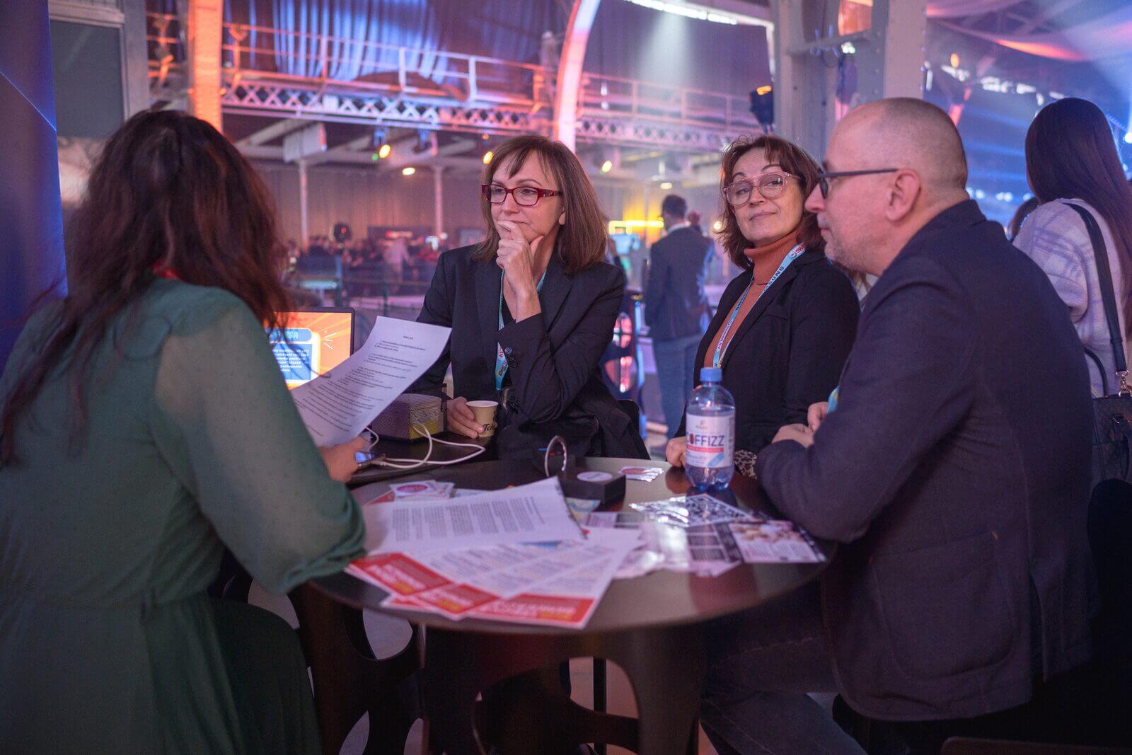 Dvaja podnikatelia v rozhovore počas prestávky na konferencii Marketing RULEZZ